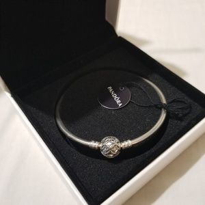 Limited edition pattern of love bangle